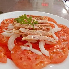 Tomates con lomo de bonito